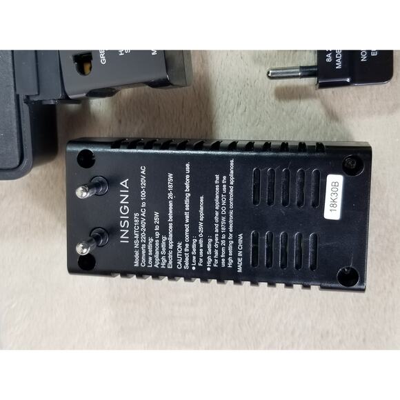 Insignia Travel Converter & 5 Adapter Plugs + Case Color Black NS-MTC1875 - Picture 4 of 12